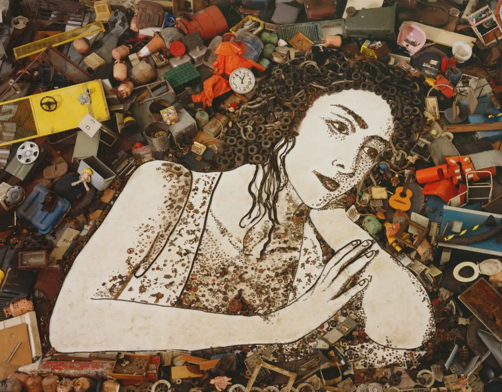 Vik Muniz proves the true power of “trash” featured image