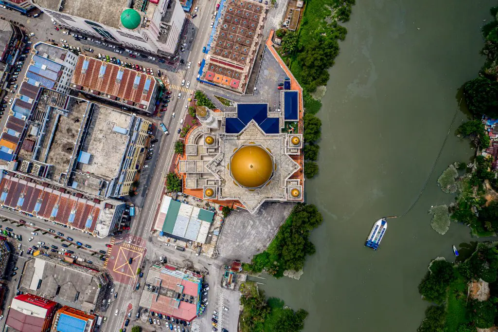 Floating ‘garbage truck’ to rid ocean plastics in key rivers featured image