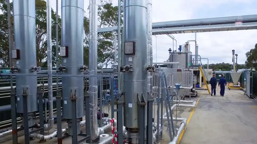 UK plastic plant is ‘world-first’ commercial-scale chemical recycler featured image