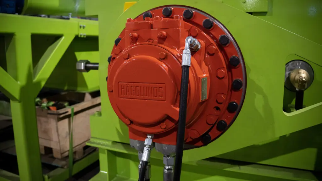The direct drive hydraulic motor delivers the full energy of operation to the shaft being driven and uses the hydraulic fluid as the medium to absorb the surges and drops, rather than having mechanical gears that lash in a gearbox system